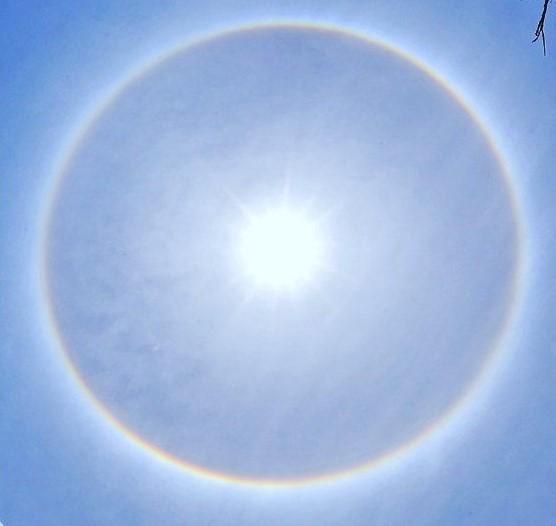 太陽周圍現「七彩光圈」！氣象署曝「日暈」知識　專家示警：勿肉眼直視