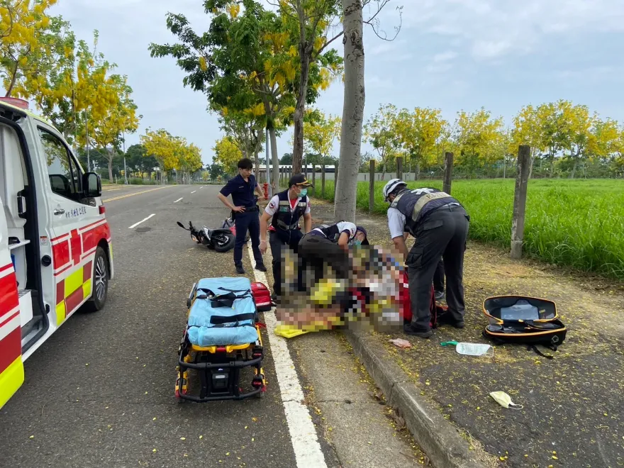 快訊/未戴安全帽自撞路樹　高雄69歲橋頭男爆頭亡