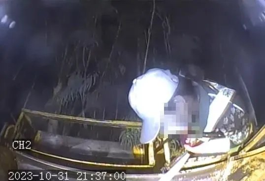 影/清潔隊員洗車「車斗突升1樓高」！緊抓護欄苦撐5秒…重摔垃圾槽肋骨斷裂