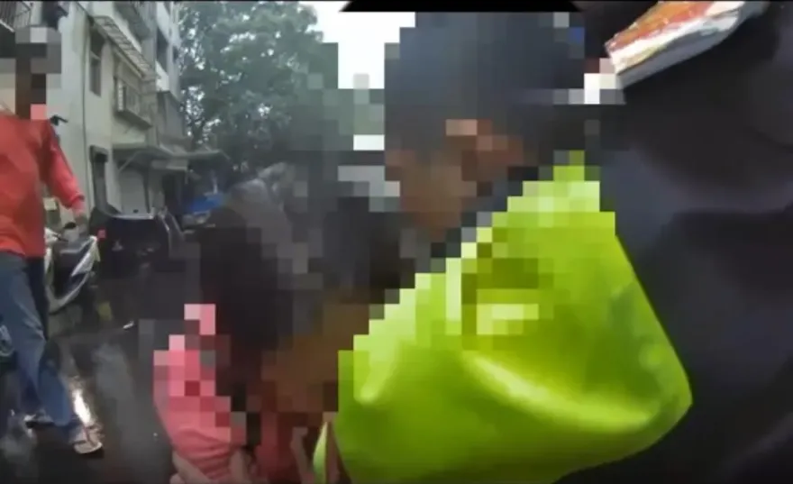 影/傻眼！通緝男逃跑遭警噴辣椒水制伏　癡情女友哭喊「寶貝抱抱好不好」