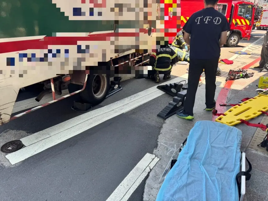 快訊/北市民權西路、承德路口大撞擊！60歲婦過馬路遭捲車底喪命
