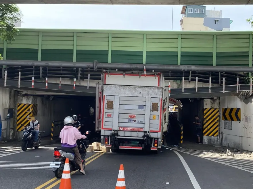 影/路況不熟！大貨車未注意限高「卡涵洞」　警充當「一日理貨員」
