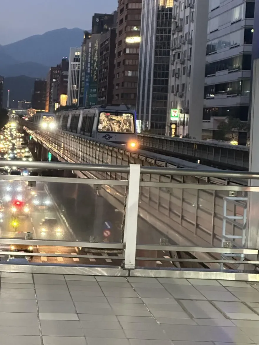 快訊/北捷文湖線驚傳「有煙霧卡住了」！下班民眾哀號：一直不動