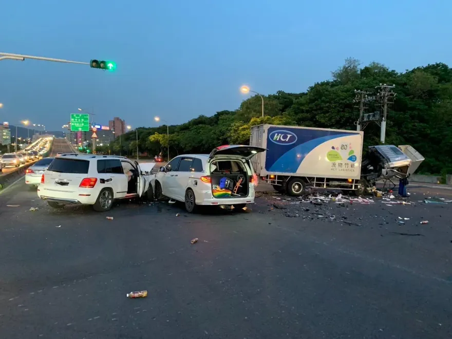 快訊/北市大度路3車車禍！3人受傷送醫　警到場疏導交通