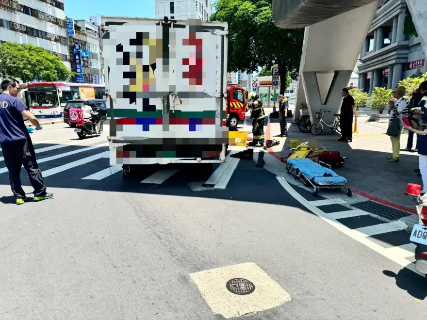 影/6旬婦「過馬路跌倒」遭貨車輾死！家屬悲痛：罹癌正要到醫院回診