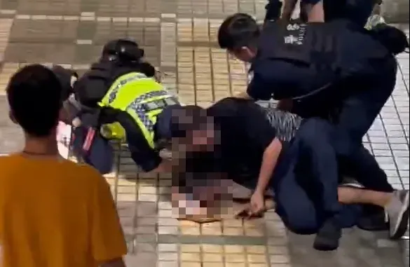 獨/新莊棒球場爆衝突！球迷「胸頂工作人員」嗆聲　驚動警方被上銬帶走