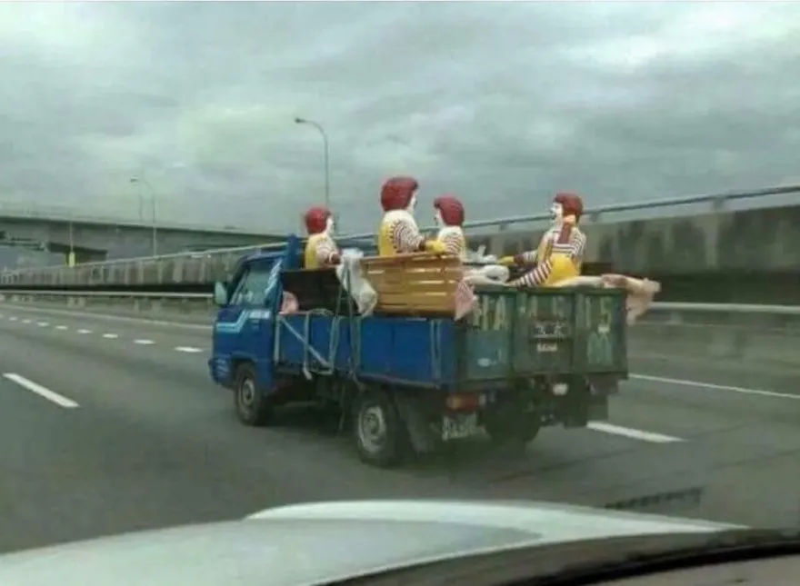 驚見整車都是「麥當勞叔叔」　全網笑瘋：員工旅遊嗎？