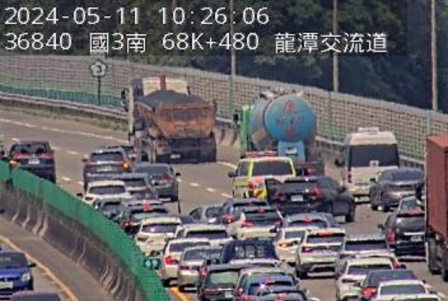 快訊/國3南向69公里追撞事故！休旅車斜停中線車道　傷亡仍不明
