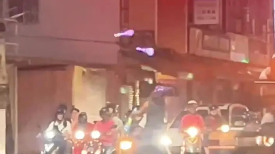 影/高雄馬路當自家？男斑馬線上演「雜耍秀」　騎士停等紅燈看傻眼