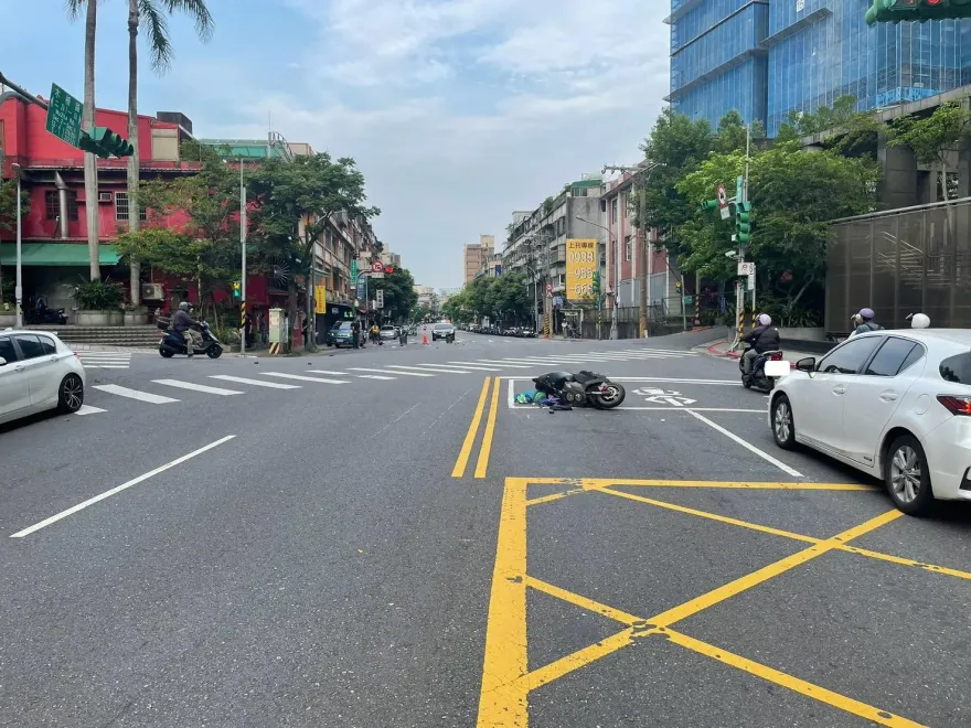 影/畫面太驚悚！木柵男駕車高速狠撞停等機車　騎士慘遭噴飛凌空重摔亡