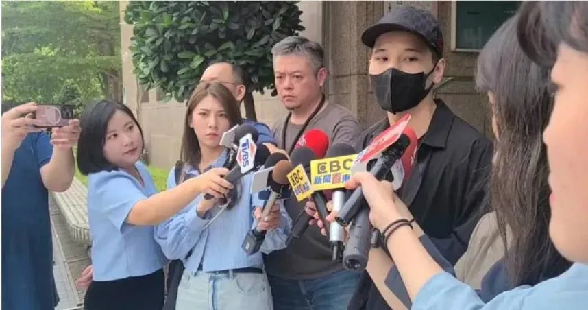 把3000人當乞丐！網紅「R哥」撒完錢進警局作筆錄　他道歉：從沒說自己有錢