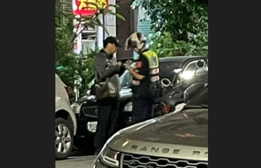 民眾直擊「無良公關」遭員警盤查！鬼祟偷窺徐巧芯住家涉跟蹤騷擾　照片曝光