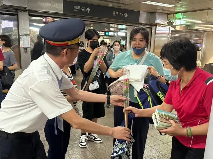 台鐵預估母親節客量上看300萬人　溫馨送花給女性旅客