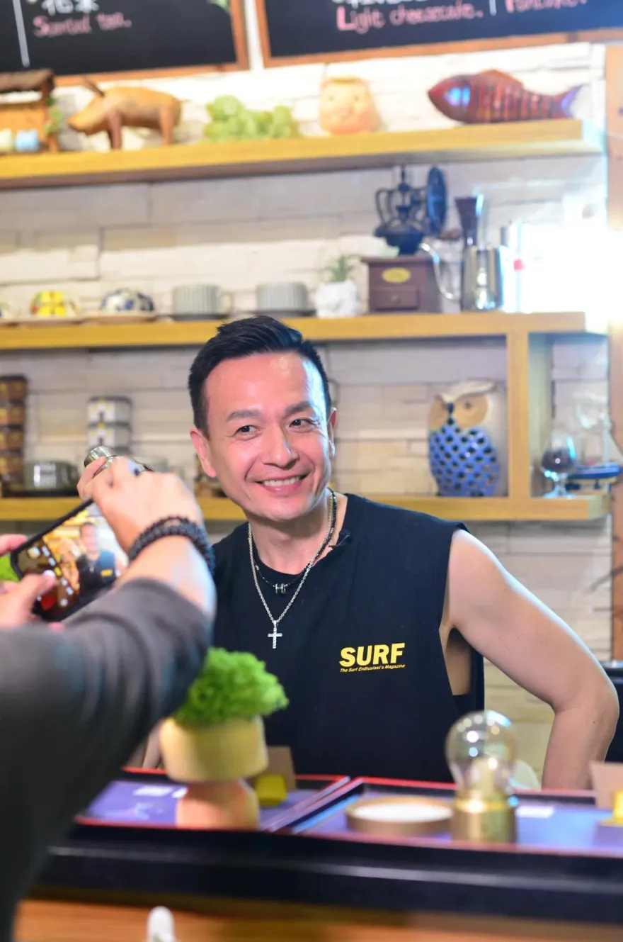 突自爆「全球置產」月收百萬！小鐘拍片揭賺錢秘訣　粉絲傻眼了
