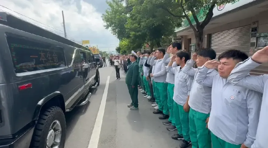 悲痛母親節！彰化遭樹砸死郵差今出殯　80歲媽哭崩、同事淚喊：下班了