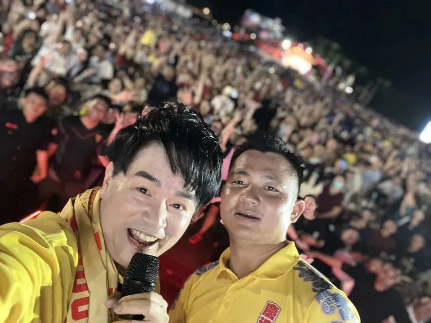 李明洋事情搞大了！男粉衝上台給特大號紅包　打開竟有4萬元