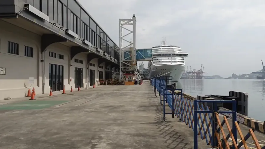 基隆港海景「第一排」！情侶微笑步道「坐姿」活春宮　女正面淫笑全被錄