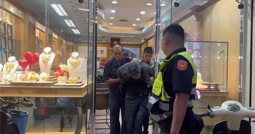 快訊/搶的時間剛剛好！他抄球棒搶銀樓「警上班路過」　還沒打卡就上工逮人