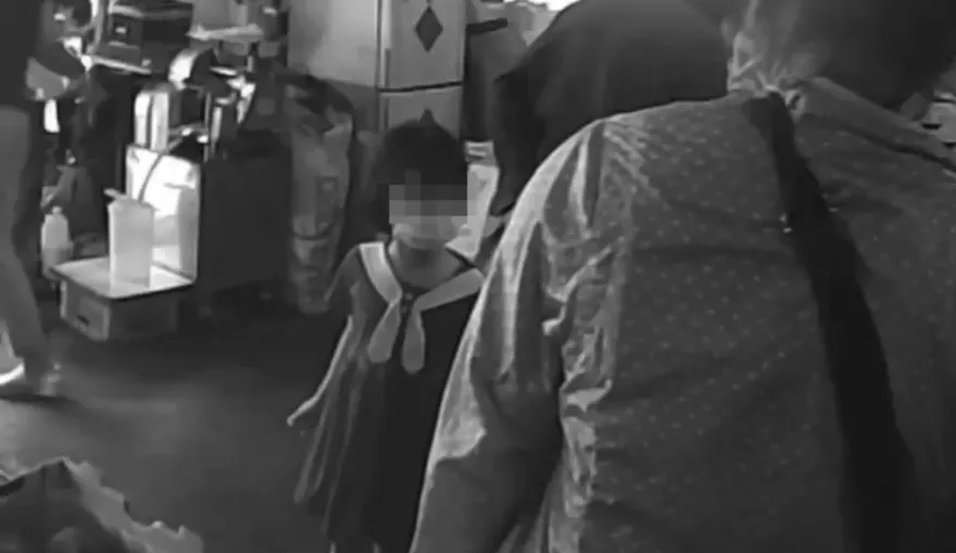 影/台南狠婦「超大力賞巴掌」...女童被打到險摔倒　全網暴怒：趕快報警