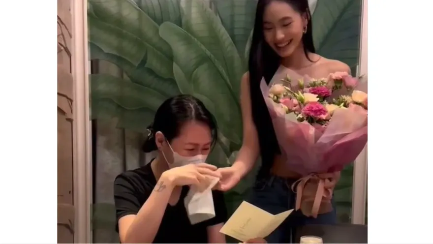 小S抱病突淚崩！女兒獻卡片告白「知道您委屈」　相擁畫面全被拍