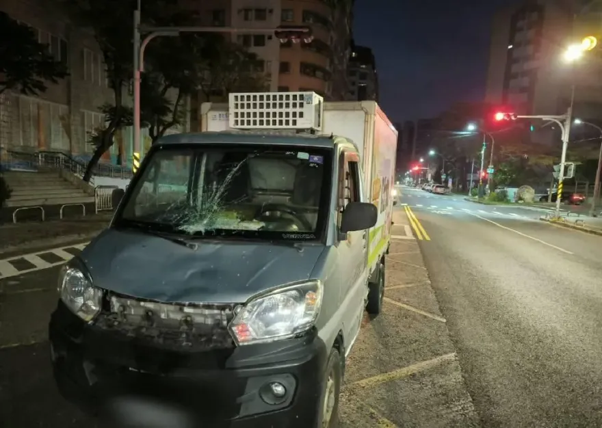 過馬路不走斑馬線！67歲婦慘遭貨車撞倒　擋風玻璃全裂了