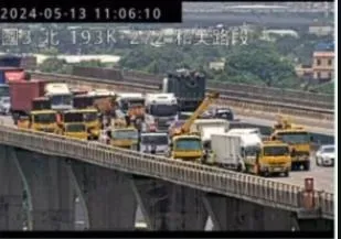 快訊/國3北上和美路段「5大貨車」連環撞　車流回堵1公里