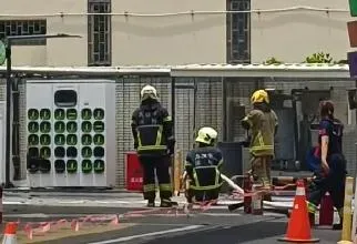 快訊/砰！高雄Gogoro充電站「無人使用」突爆炸起火　加油站員工嚇愣
