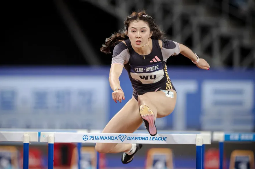 影/「搶跑女神」一鍵三連！吳艷妮力壓日本妹　百公尺跨欄12.86秒封后