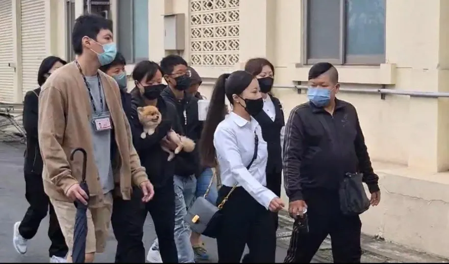 快訊/三重滅門血案死者遺體今解剖化驗　家屬抱「糯米」現身殯儀館