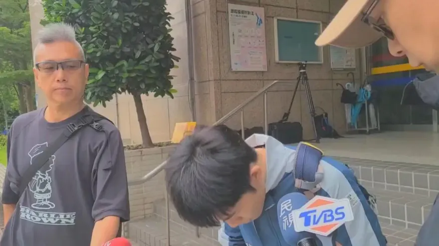 影/網紅信義商圈撒鈔票惹議　「培根」今現身警局到案鞠躬道歉