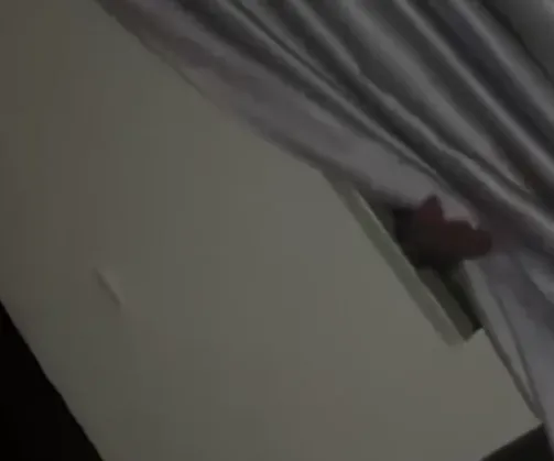 影/深夜驚魂！獨居女凌晨遇怪人狂敲門　窗縫伸進「詭異之手」她嚇壞