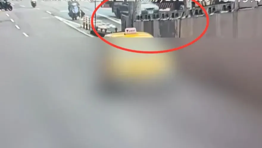 影/撞擊瞬間！北市松山麥帥一橋2車爭道　自小客遭砂石車撞「旋轉90度」