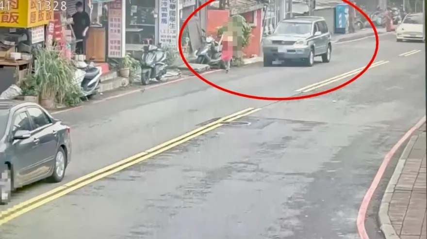 影/驚悚瞬間曝！走路遭前里長開車撞飛　文化大學便當店闆娘搶救不治