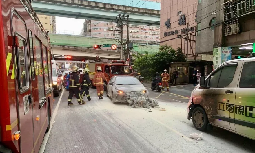 快訊/板橋自小客追撞機車波及對向車輛　機車起火濃煙狂竄影片曝光