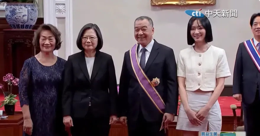 邱國正帶「仙氣正妹」進總統府！短裙露半截大腿美照曝　授勳典禮女兒罕見現身
