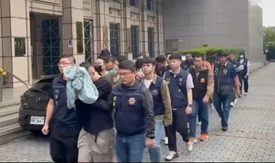 影/詐團誆賣未上市股票爽削上億　成員住別墅開豪車警逮30人送辦