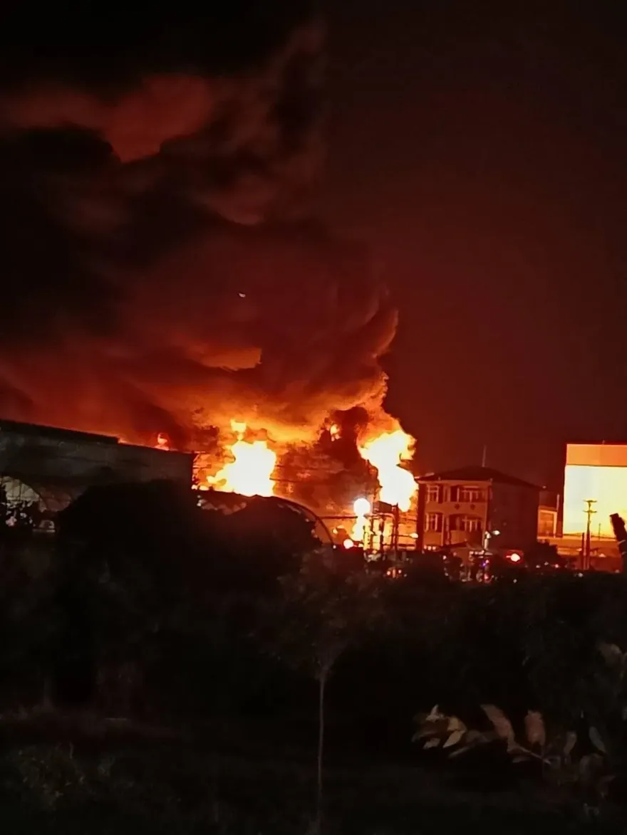 影/台南萊芉寮工廠「全面燃燒」！現場堆放大量易燃物　警消大規模出動