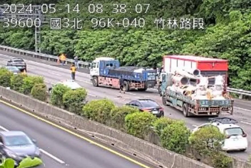 快訊/國3南向96.1K竹林段車禍「紫爆」！4車追撞佔用外2線車道　後方回堵中