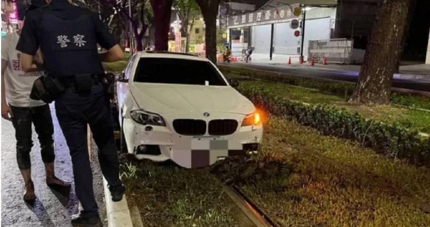 高雄男恍神BMW誤闖輕軌！釀停駛43分鐘　交通局將裁罰