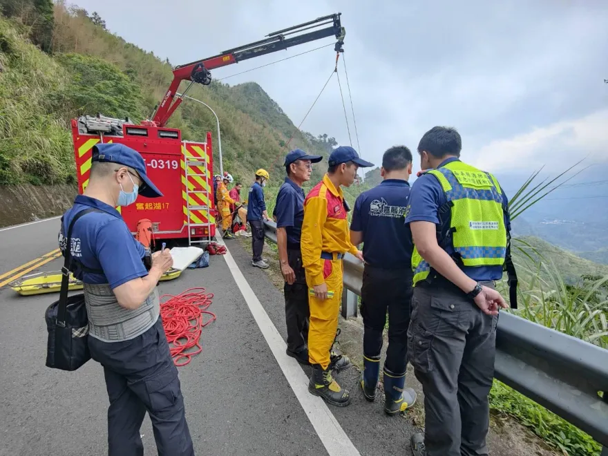 影/阿里山公路驚傳「1男墜崖」！搜救人員垂降300米深懸崖搜索