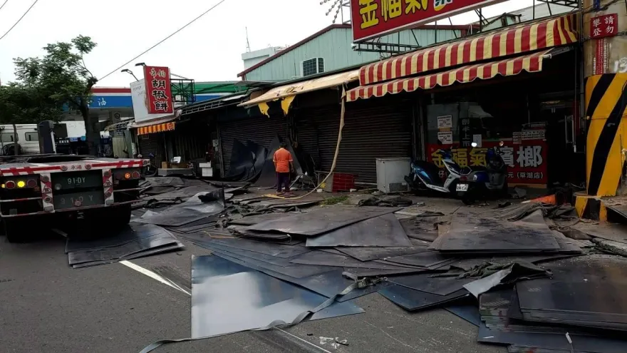 影/絕命終結站！拖板車貨物「未綁牢」急煞　數十片鋼板噴飛狠砸店家