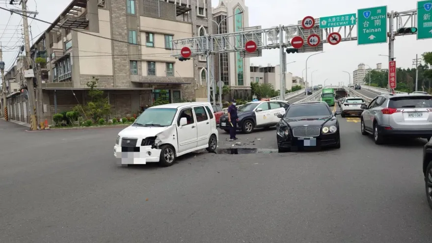 維修費近百萬！Suzuki迴轉猛撞賓利　「移動豪宅」車頭凹陷變形