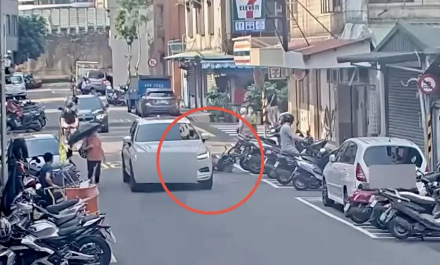 影/北市單車男酒後上路搖晃擦撞自小客　慘摔受傷還將面臨裁罰
