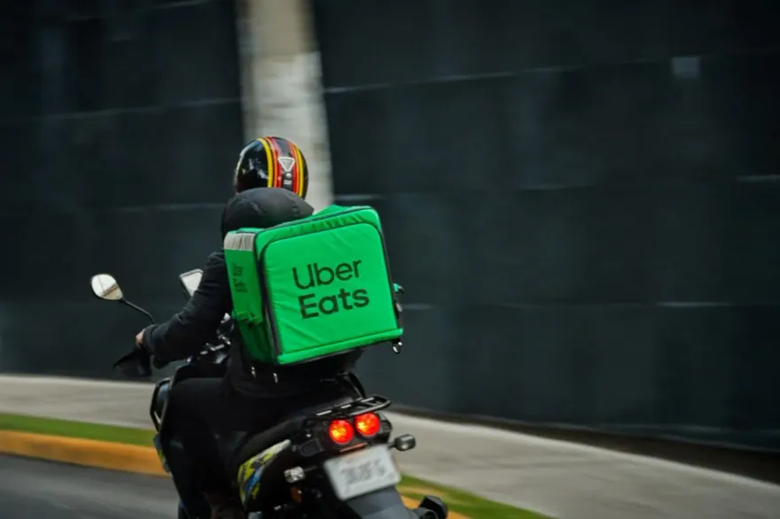Uber Eats併購foodpanda！外送工會擔憂：恐無限制砍薪
