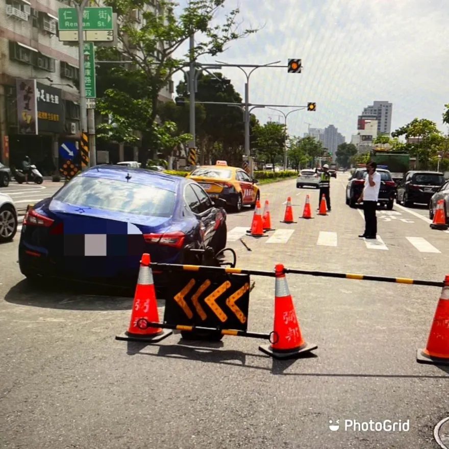 台南直直撞！瑪莎拉蒂女駕駛先撞工人　右半車身掉落瓦斯管線工地