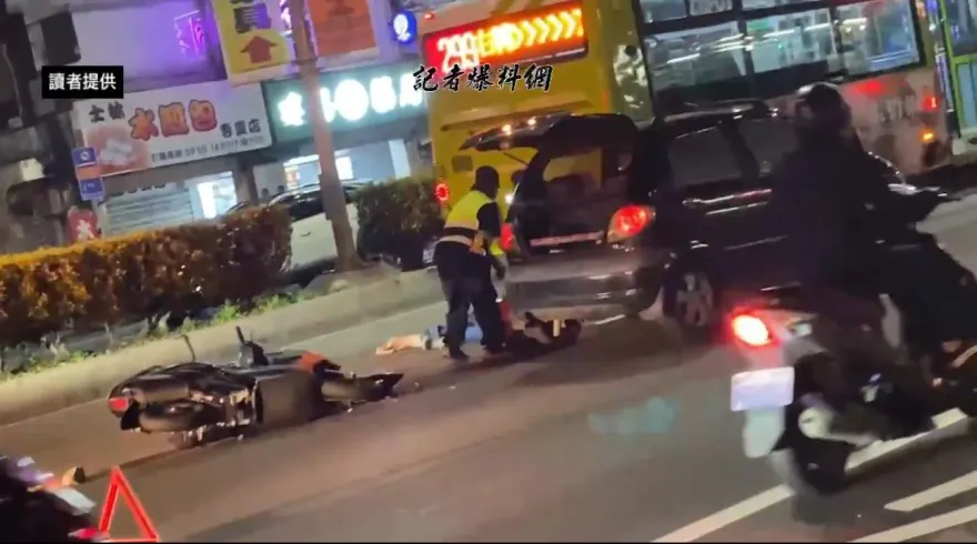 快訊/新北新莊晚間重大車禍　機車擦撞自小客騎士遭公車輾過命危