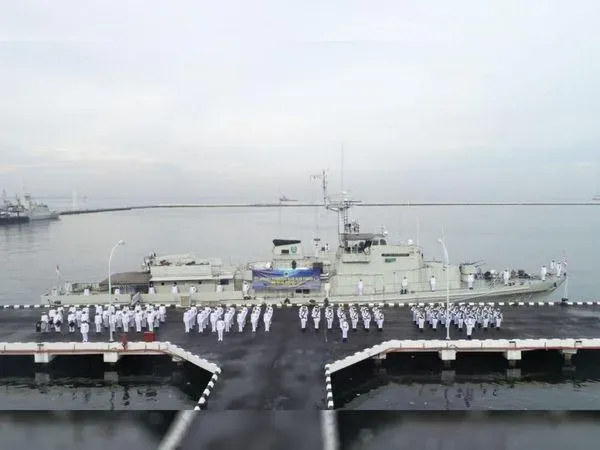 拿退役軍艦當靶！印尼海軍「飛魚、陸製C803」全用　3導彈發射擊沉