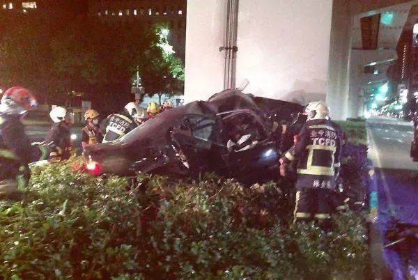 快訊/台中凌晨死亡車禍！男子開BMW自撞捷運站柱子　車體全毀送醫不治