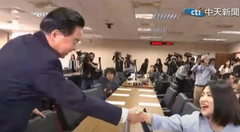 「林北老娘」先禮後兵！徐巧芯握手吳釗燮：受寵若驚