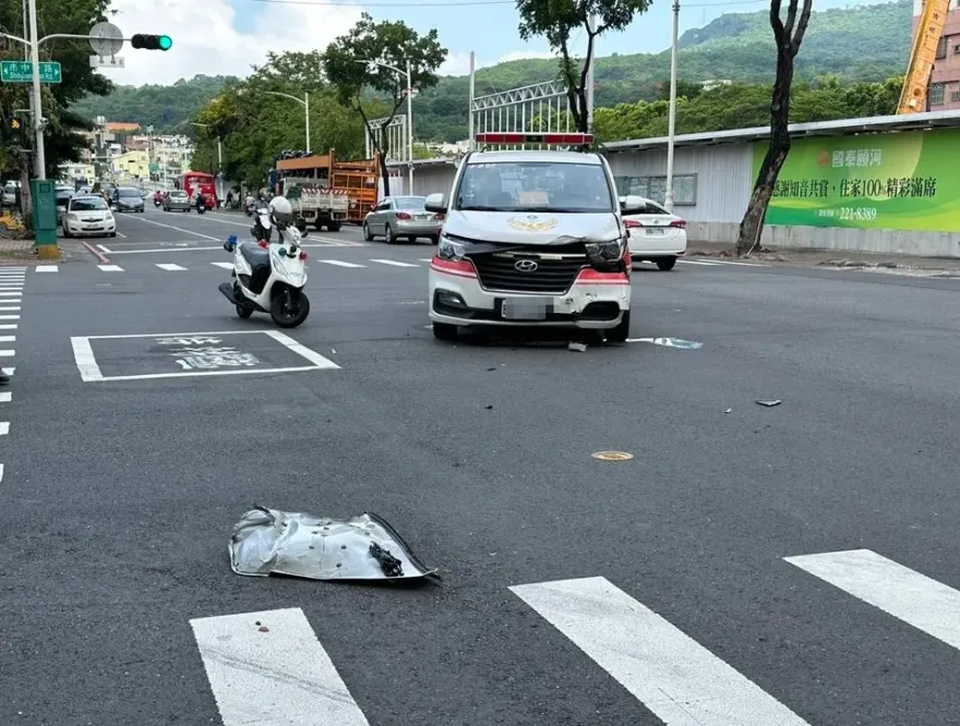 快訊/高雄鼓山男子車禍命危！救護車緊急送醫…路口又爆擦撞